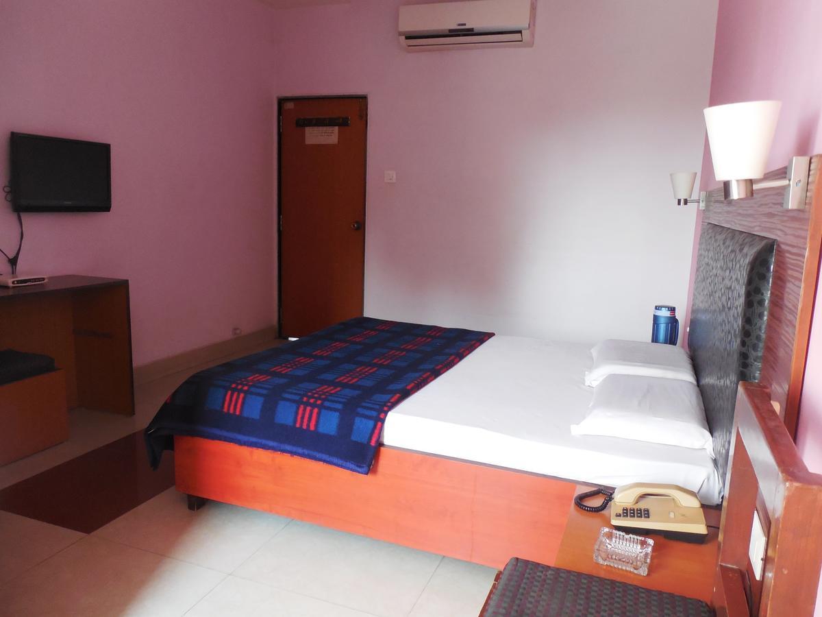 Hotel Silver Springs Ahmedabad Esterno foto