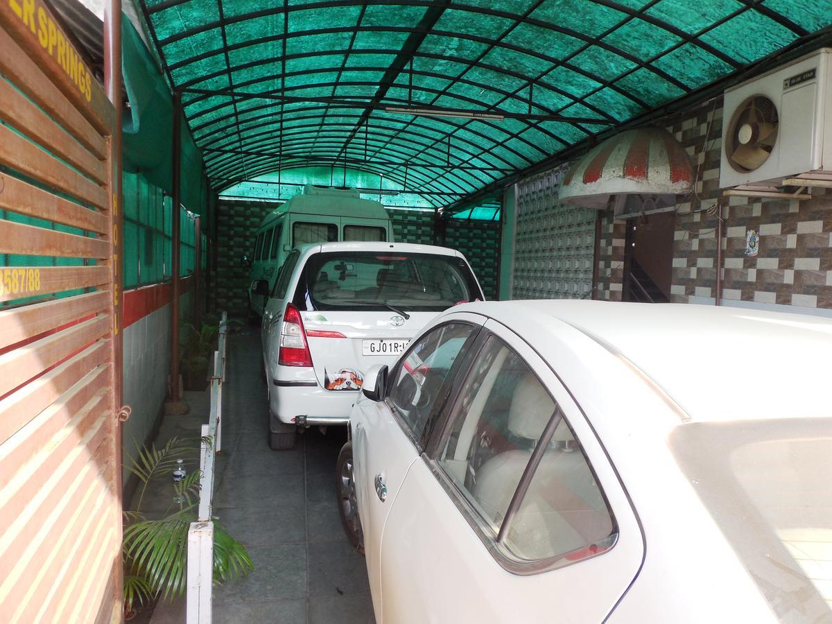 Hotel Silver Springs Ahmedabad Esterno foto