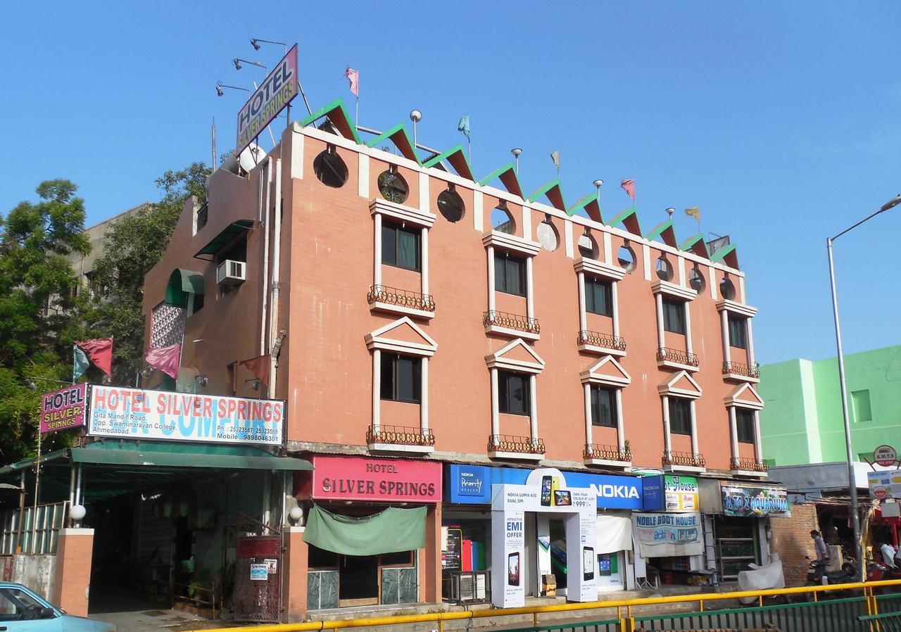 Hotel Silver Springs Ahmedabad Esterno foto