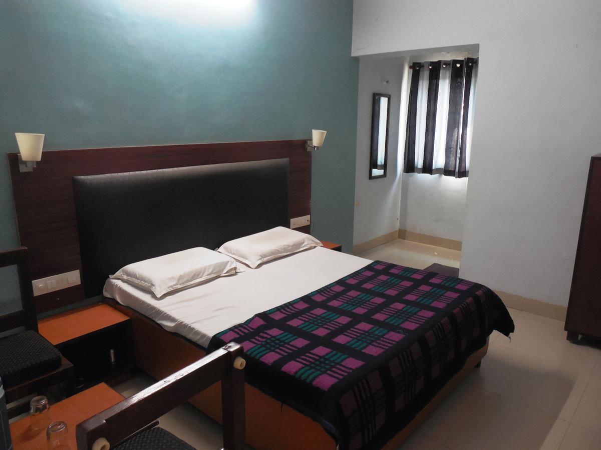 Hotel Silver Springs Ahmedabad Esterno foto