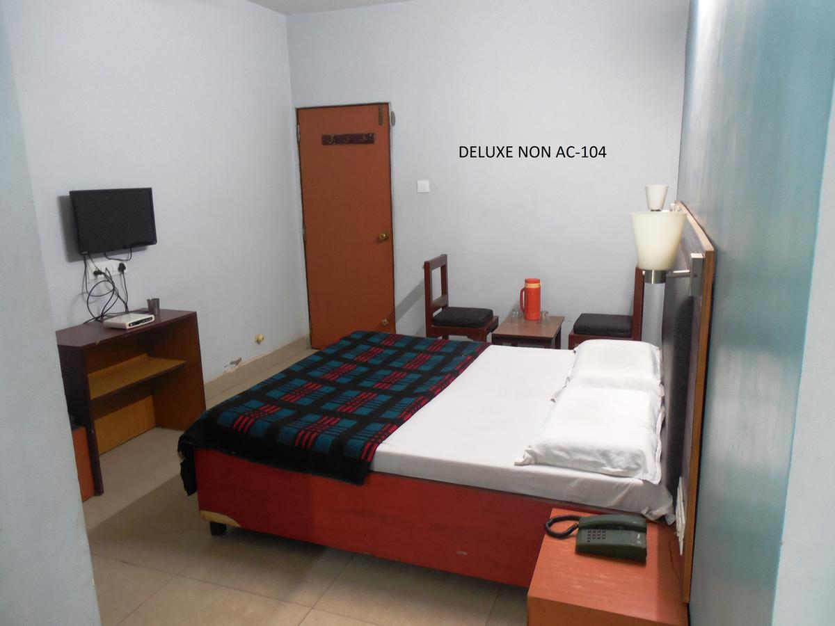 Hotel Silver Springs Ahmedabad Esterno foto