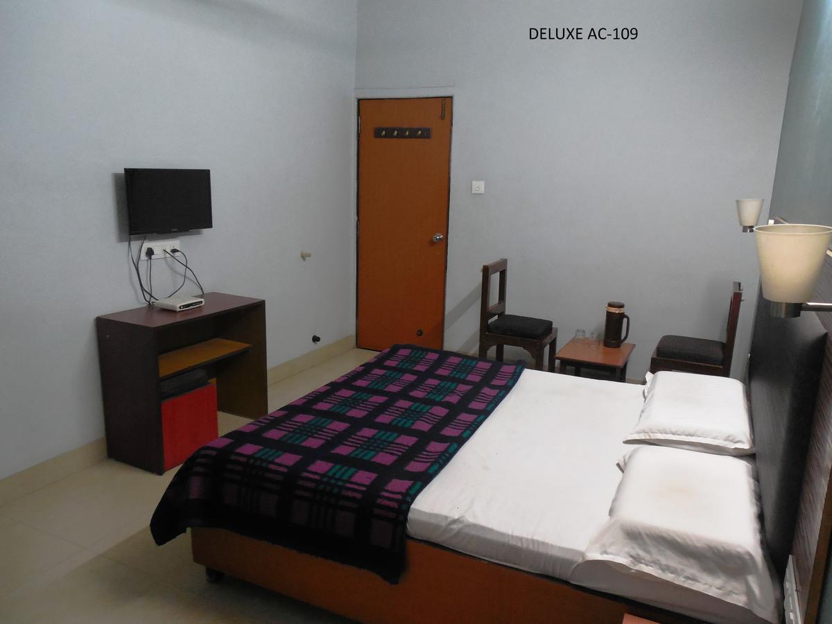 Hotel Silver Springs Ahmedabad Esterno foto
