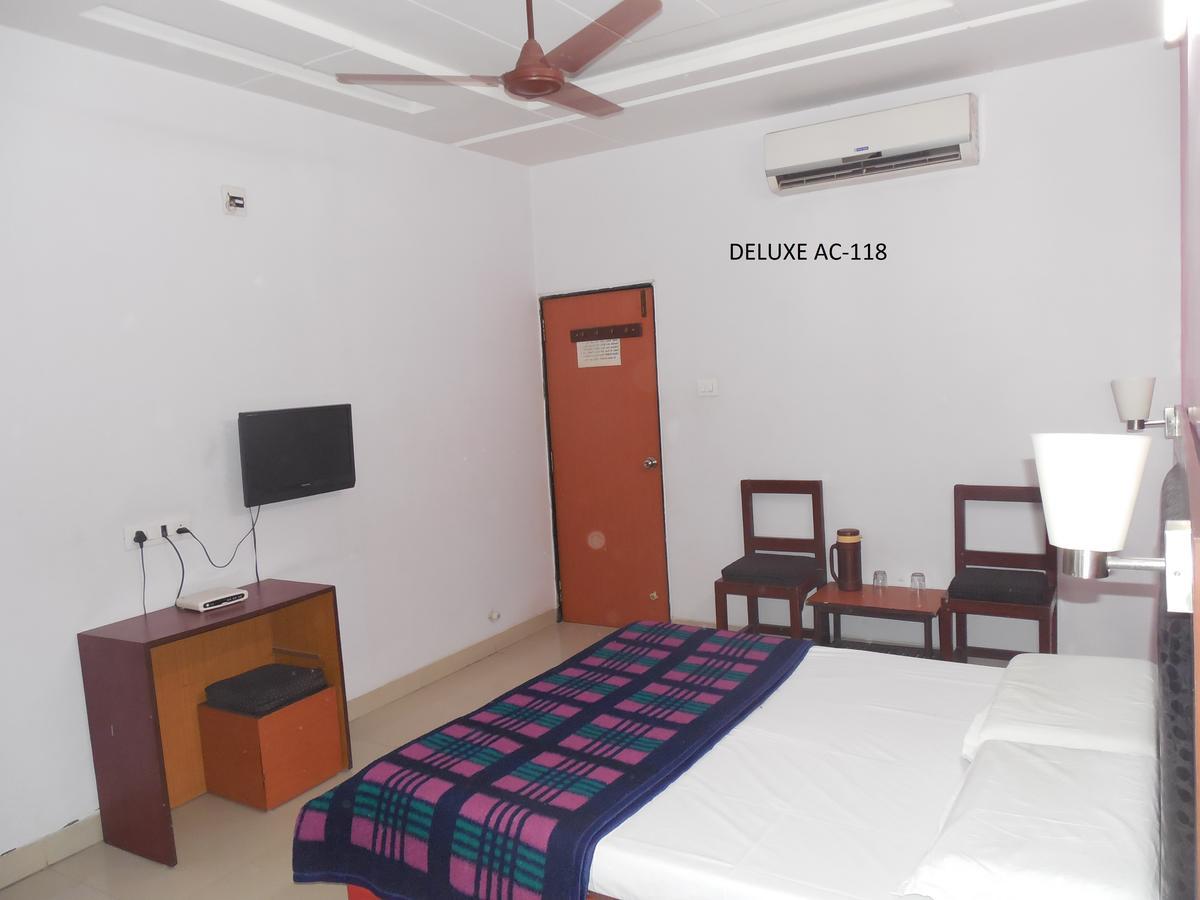 Hotel Silver Springs Ahmedabad Esterno foto