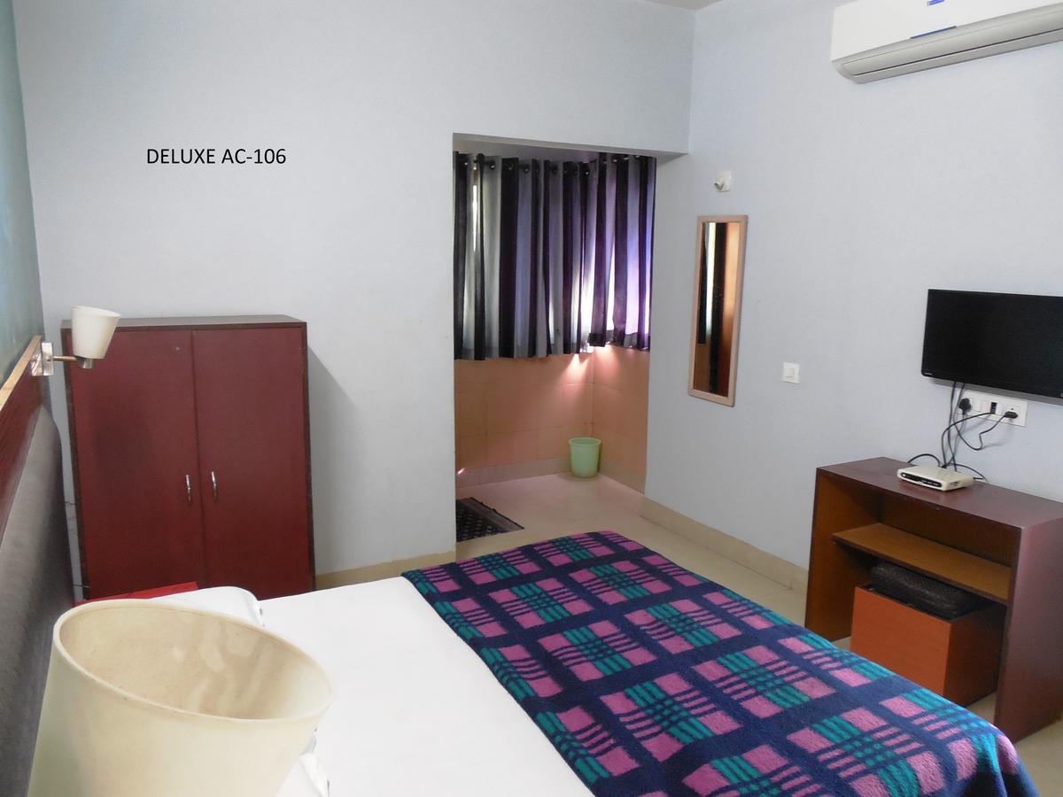 Hotel Silver Springs Ahmedabad Esterno foto