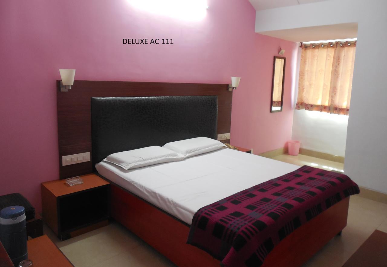 Hotel Silver Springs Ahmedabad Esterno foto