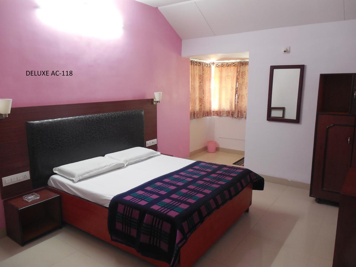 Hotel Silver Springs Ahmedabad Esterno foto