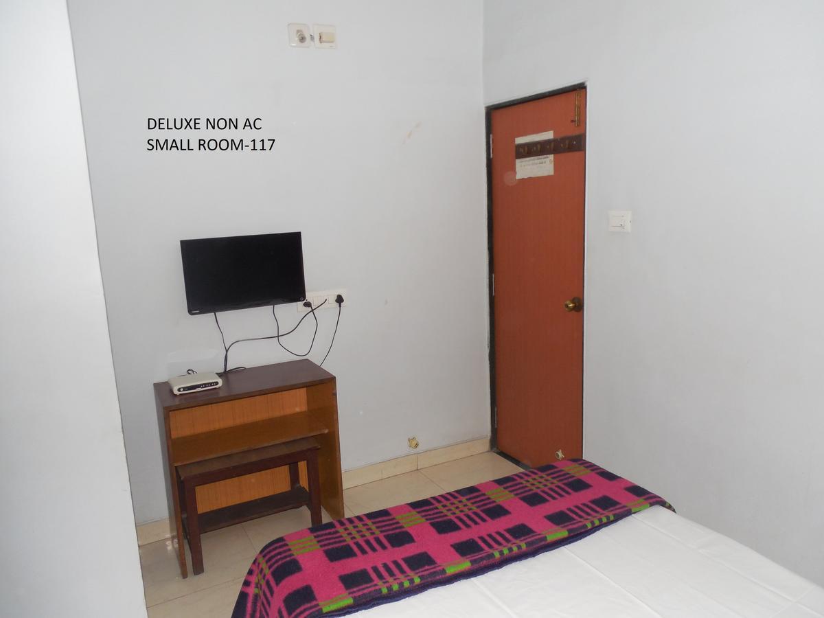 Hotel Silver Springs Ahmedabad Esterno foto