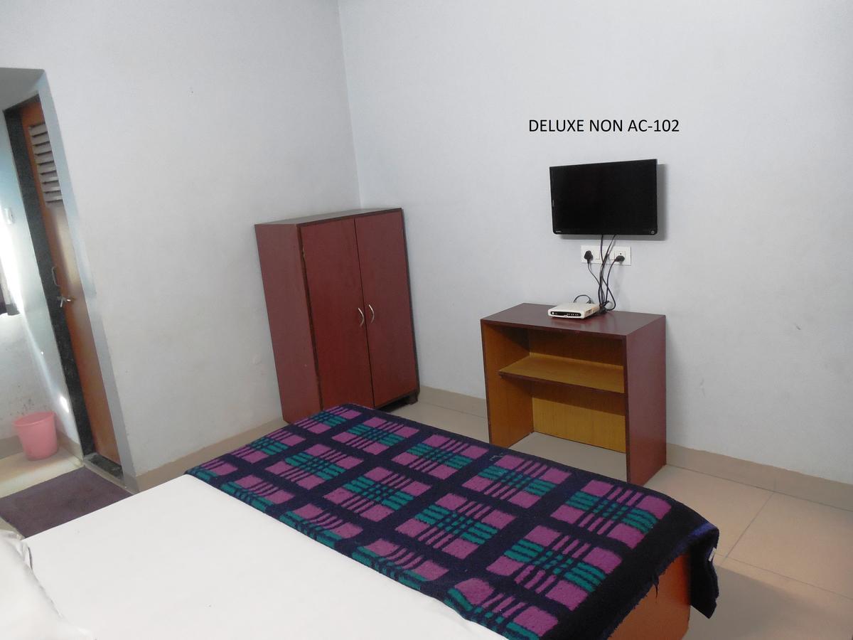 Hotel Silver Springs Ahmedabad Esterno foto