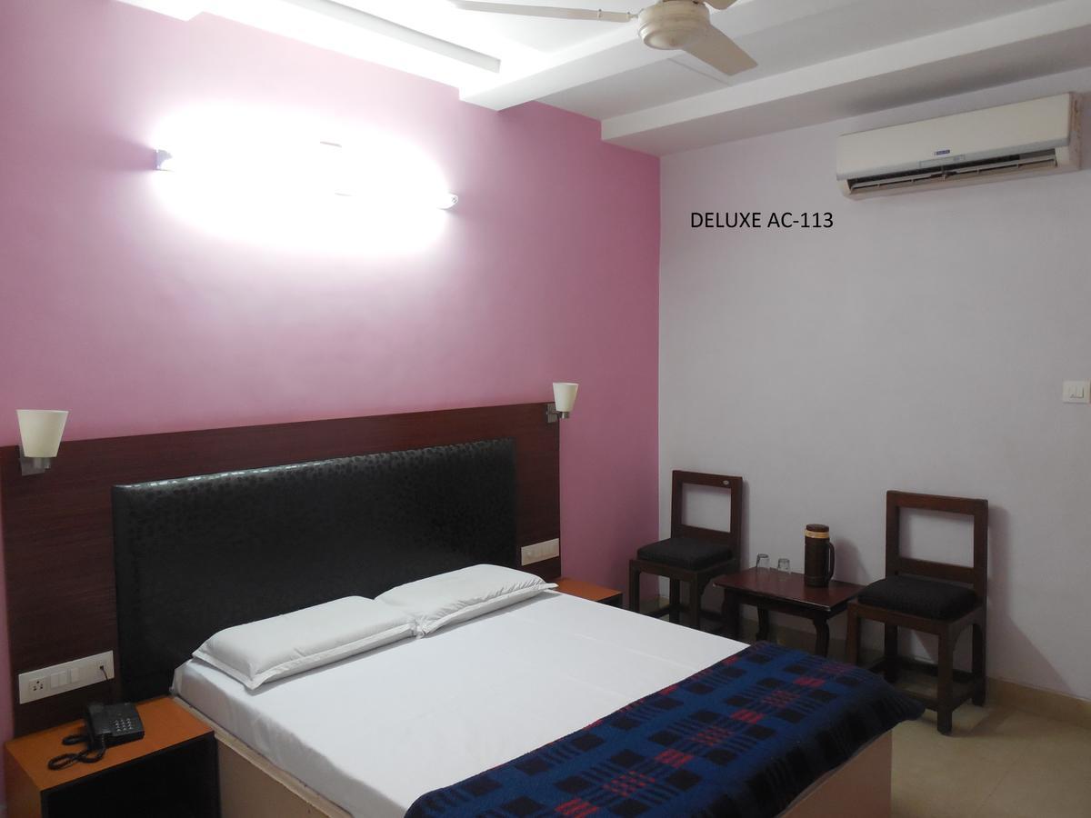 Hotel Silver Springs Ahmedabad Esterno foto