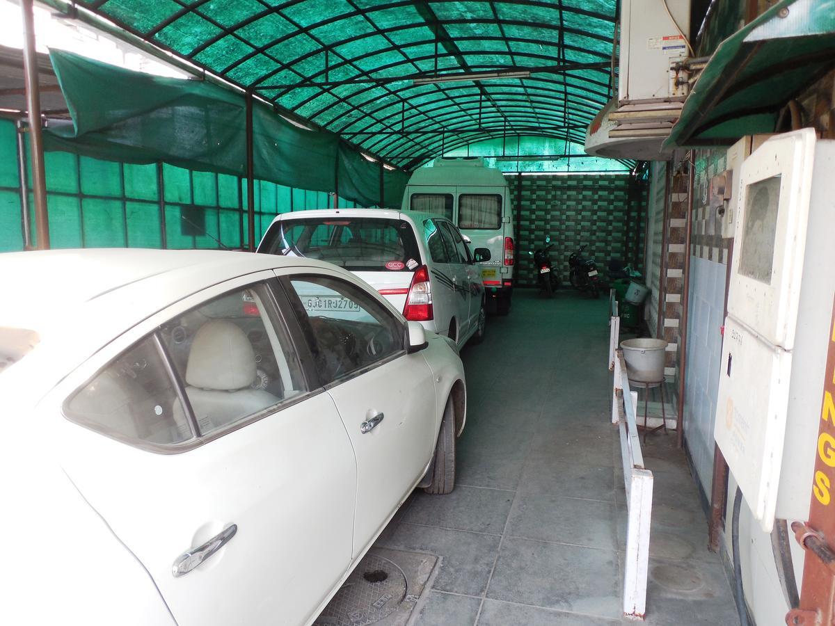 Hotel Silver Springs Ahmedabad Esterno foto