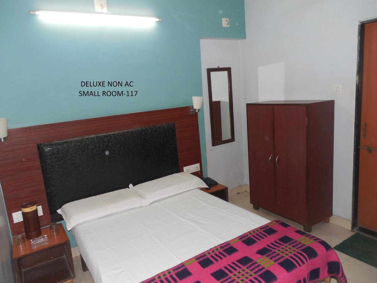 Hotel Silver Springs Ahmedabad Esterno foto