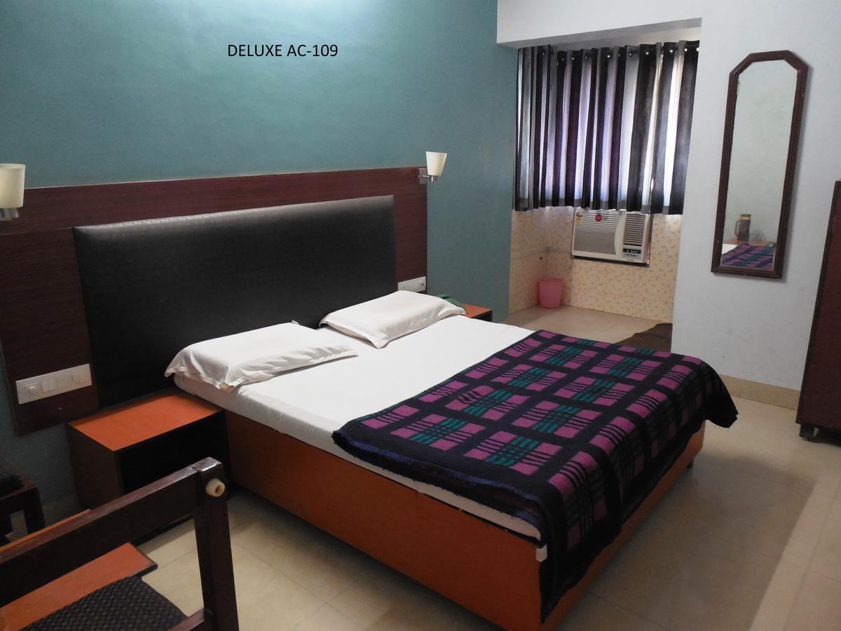 Hotel Silver Springs Ahmedabad Esterno foto
