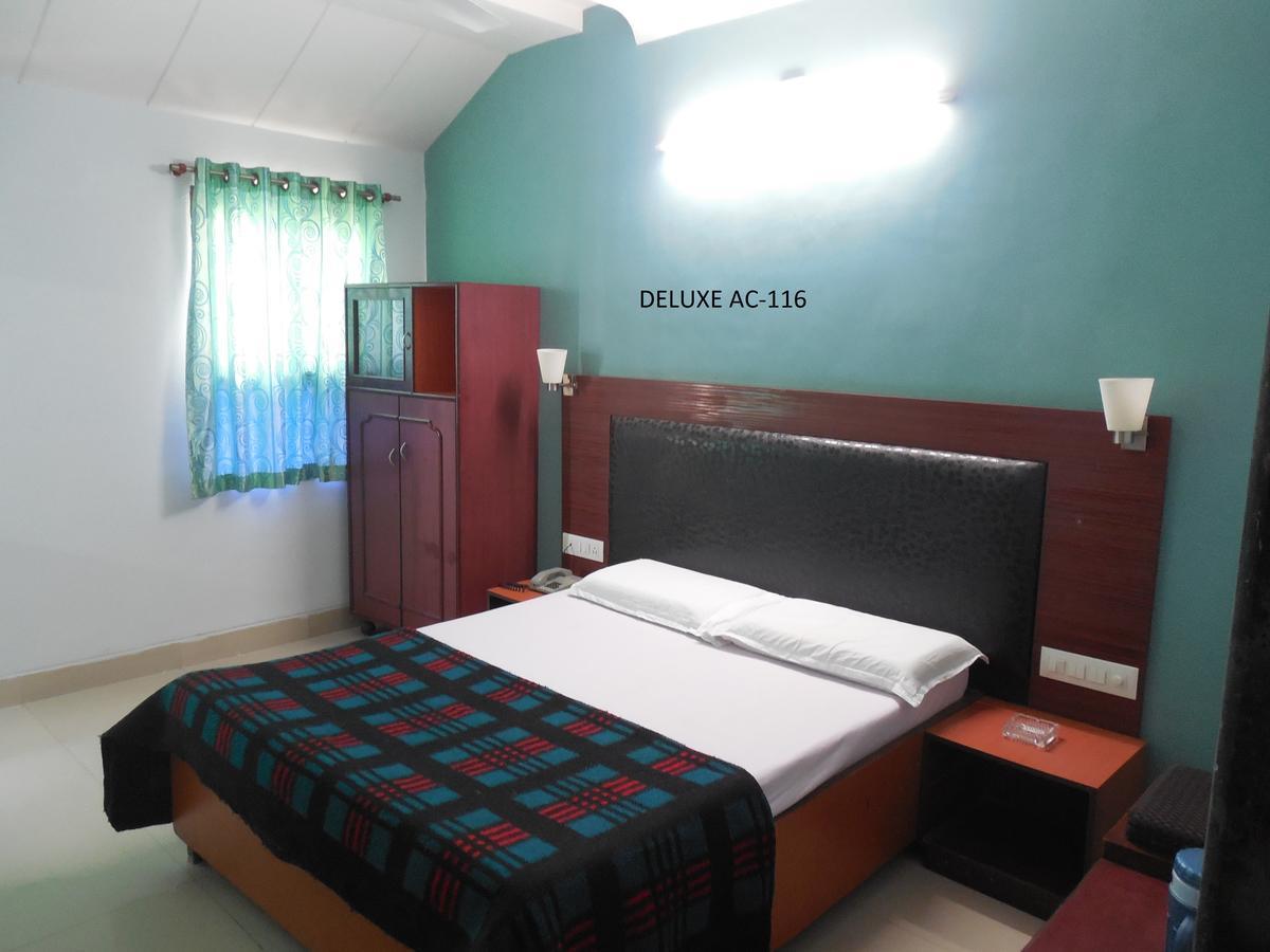Hotel Silver Springs Ahmedabad Esterno foto