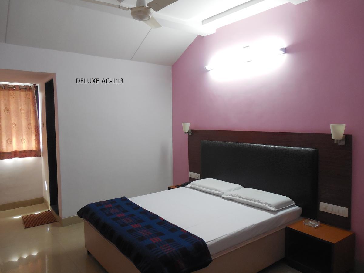 Hotel Silver Springs Ahmedabad Esterno foto