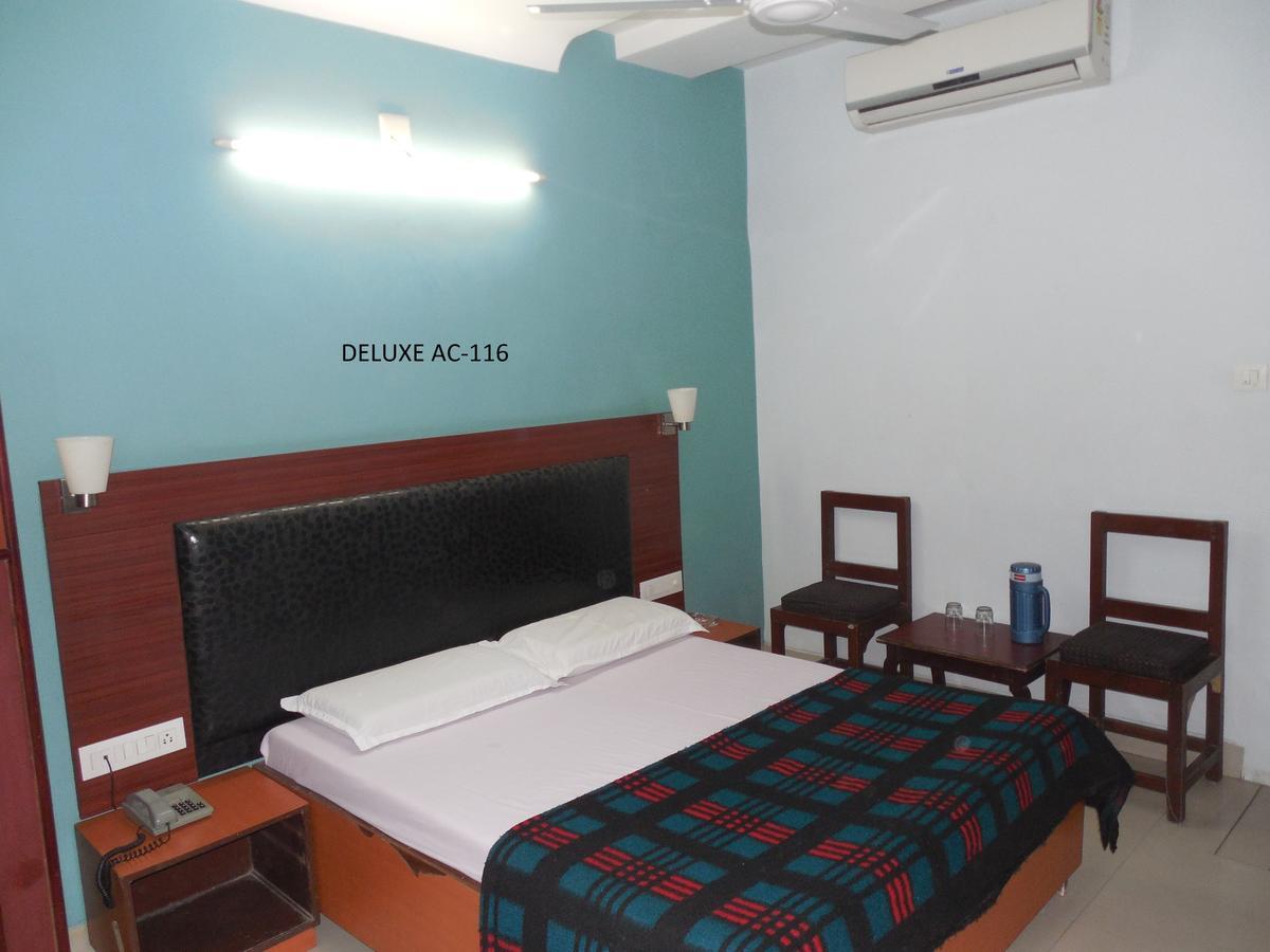 Hotel Silver Springs Ahmedabad Esterno foto